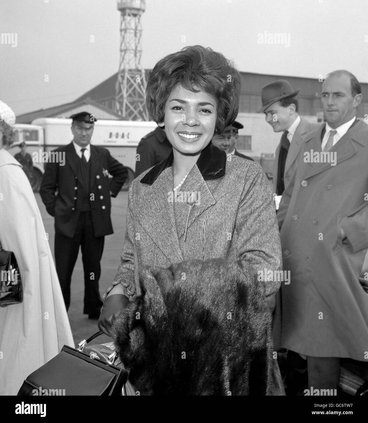 Singer Shirley Bassey on arrival at London Airport today (Monday) from her Australia tour. She flew home via New York. Stock Photo