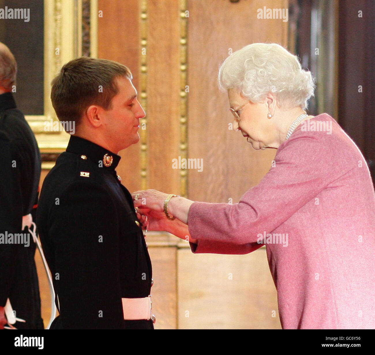 Royal Marine Samuel Alexander is decorated with The Military Cross by The Queen at Windsor Castle, for services in Afghanistan. Stock Photo