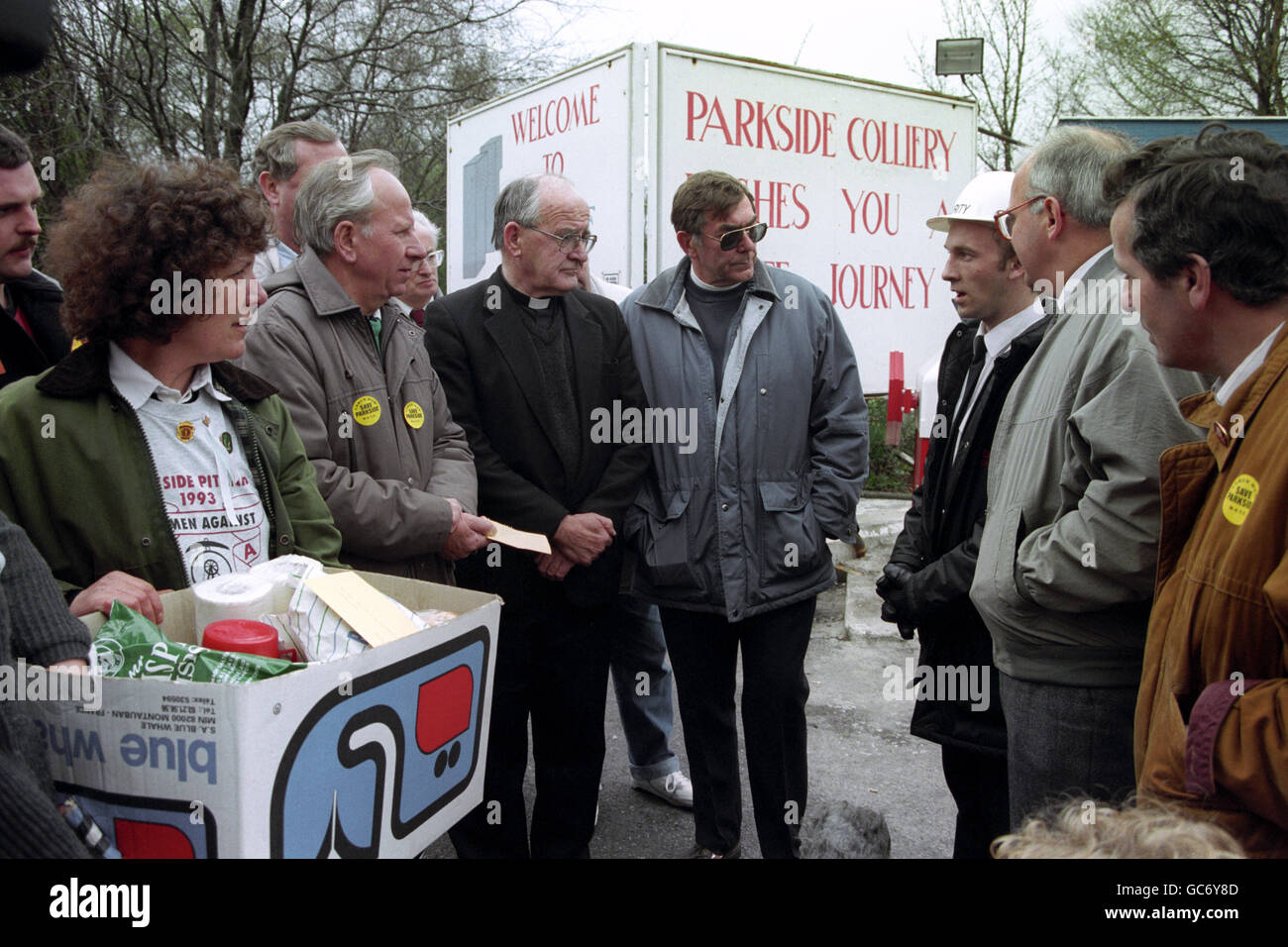 LANCASHIRE WOMEN AGAINST PIT CLOSURES TRIED TO DELIVER FOOD TO FOUR OF THEIR MEMBERS HOLDING A SIT-IN UNDERGROUND AT PARKSIDE PIT, NEWTON LE WILLOWS ACCOMPANIED BY CLERGY, MP'S AND UNION MEMBERS. Stock Photo