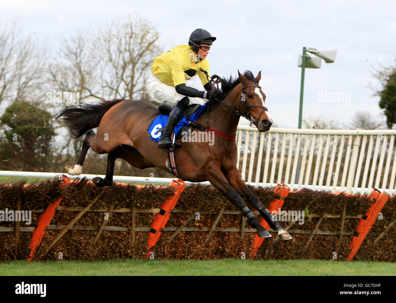 Horse Racing - Huntingdon Racecourse. Jockey John Kington on Gunslinger jumps the last in the Turftv Betting Shop Service Novices' Hurdle Stock Photo