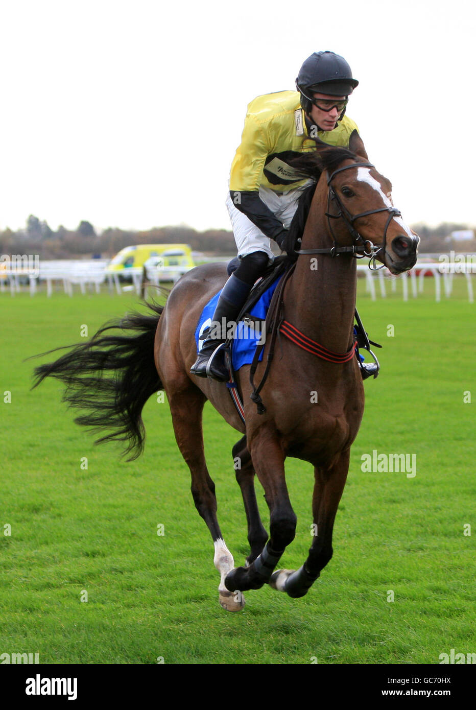 Jockey John Kington on Gunslinger goes to post in the Turftv Betting Shop Service Novices' Hurdle Stock Photo