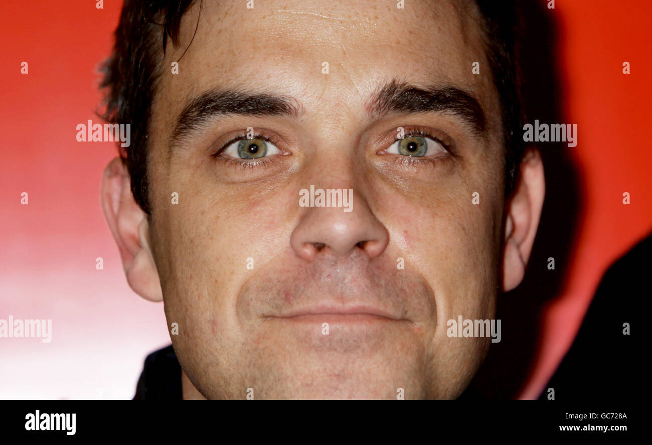 Robbie Williams with Heart presenters Jamie Theakston and Harriet Scott  (not pictured) at Capital Radio in London Stock Photo - Alamy