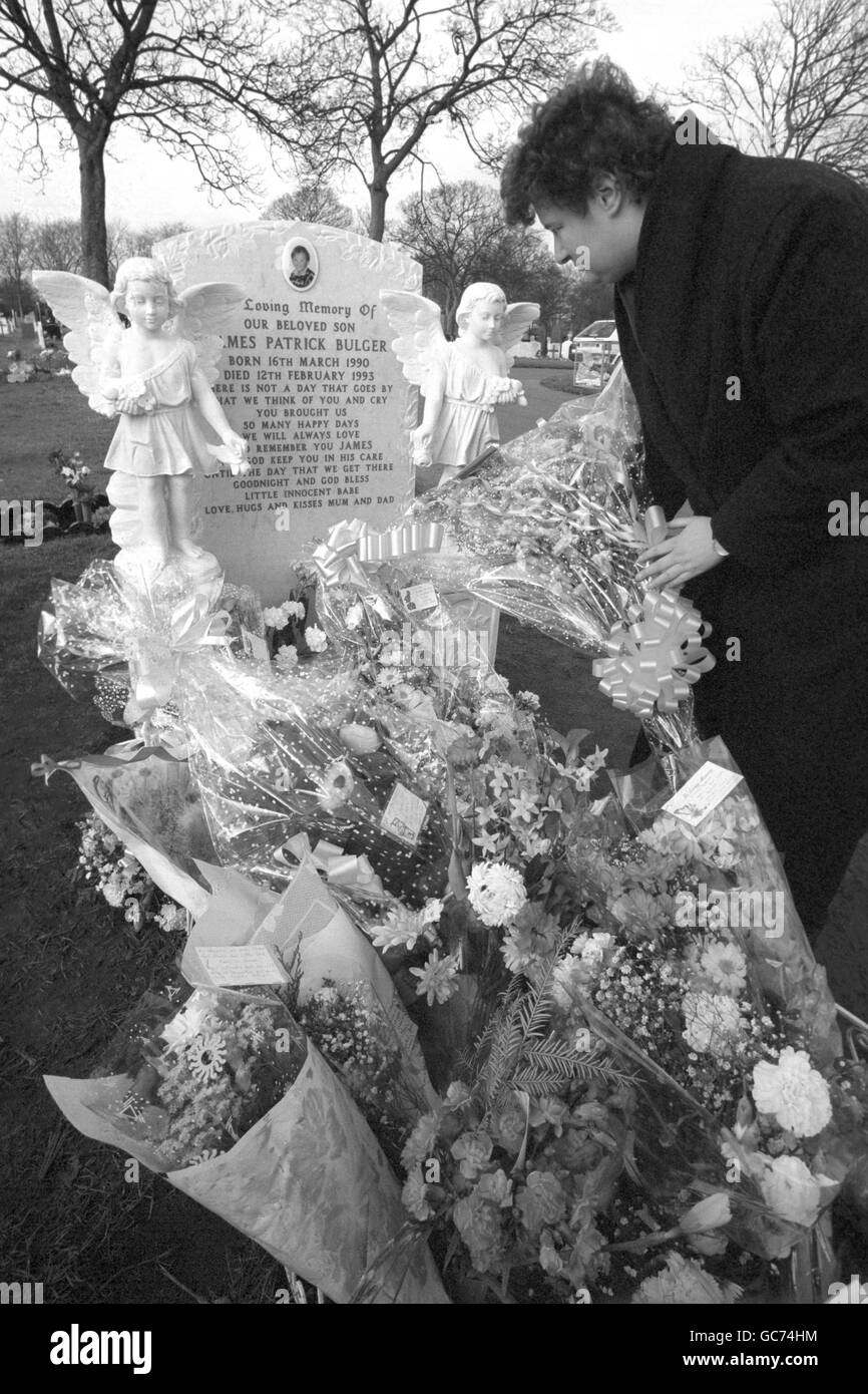 WPC MANDY WALLER WHO HAS HELPED THE BULGER FAMILY SINCE THE MURDER OF THEIR SON JAMES PLACES FLOWERS AT HIS NEWLY ERECTED HEADSTONE. IT WAS THE FIRST ANIVERSARY OF HIS MURDER. Stock Photo