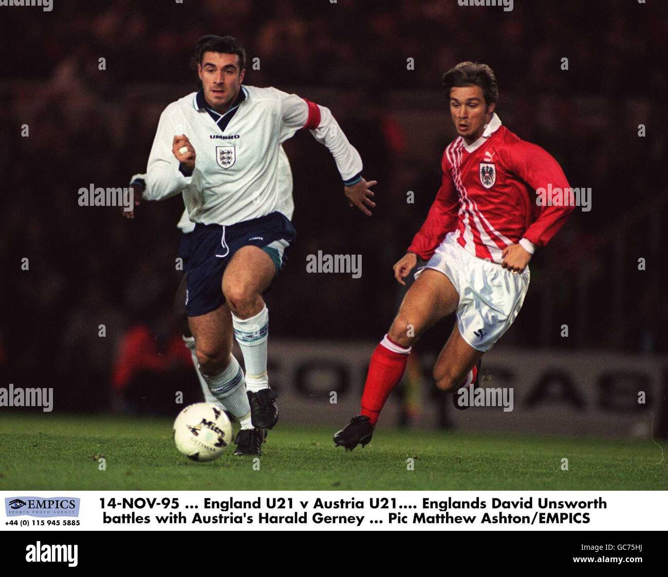 14-NOV-95, England U21 v Austria U21. Englands David Unsworth battles with Austria's Harald Gerney Stock Photo