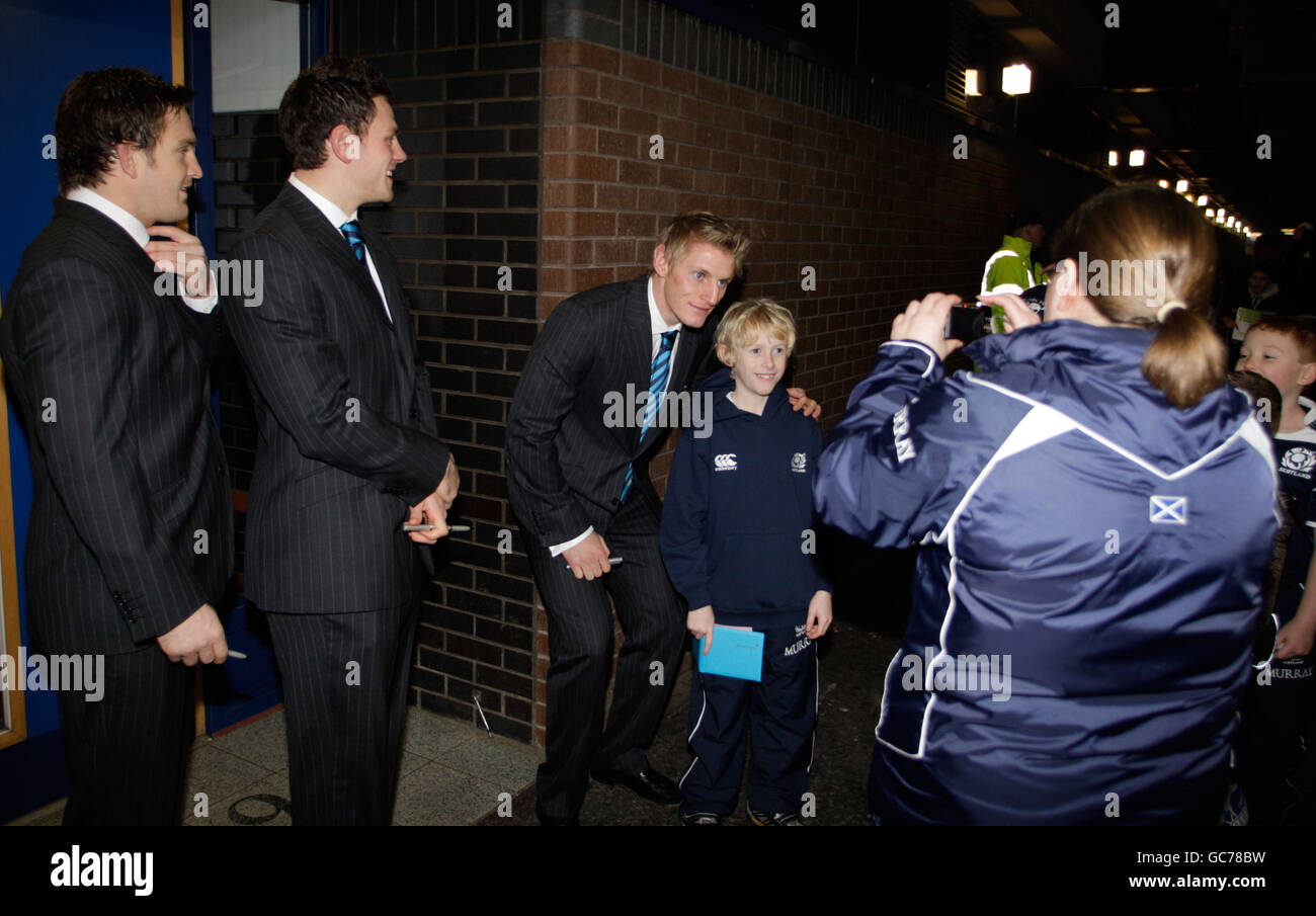 ben-cairns-centre-poses-with-mascots-after-the-match-hi-res-stock