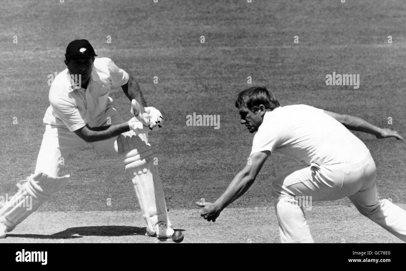 Cricket - Middlesex v Yorkshire - Britannic Assurance County Championship 1986 Venue Lord's Cricket Ground, St John's Wood. Geoff Boycott plays a delivery from Phil Edmonds Stock Photo