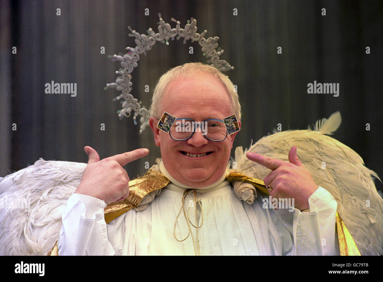 ACTOR KEN MORLEY WHO PLAYS CORONATION STREET STAR REG HOULDSWORTH TAKES AN ANGELIC POSE ON THE STEPS OF ST PAUL'S CATHEDRAL DRESSED AS AN ANGEL, TO LAUNCH THE ROYAL MAIL'S CHRISTMAS STAMPS. Stock Photo