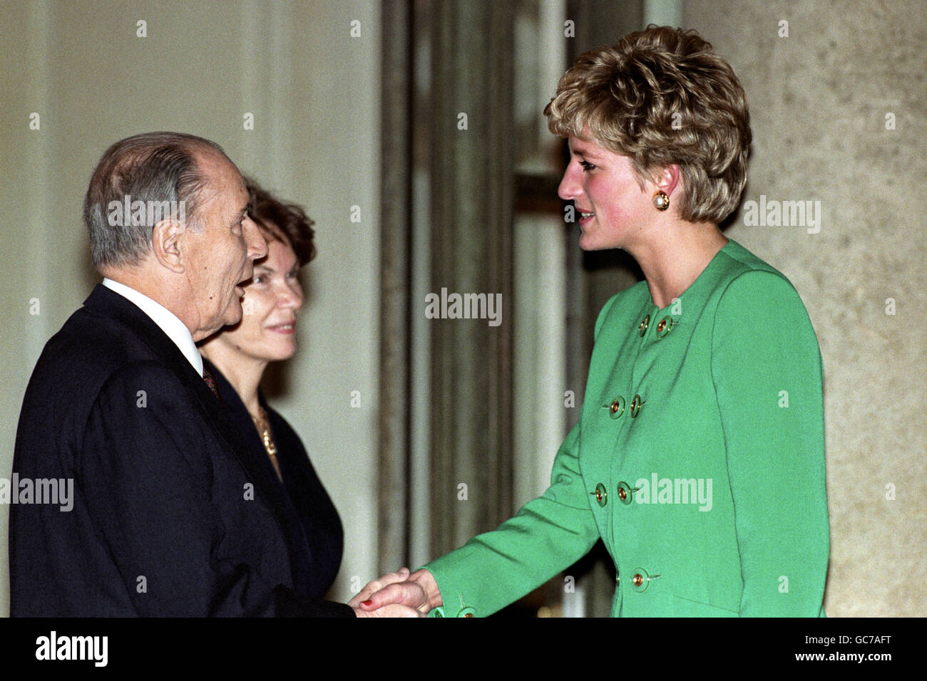 THE PRINCESS OF WALES SAYS GOODBYE TO PRESIDENT AND MME MITTERAND OF FRANCE AFTER PAYING A CALL ON THEM AT THE ELYSEE PALACE-THEIR OFFICIAL PARIS RESIDENCE. THE PRINCESS ARRIVED IN THE FRENCH CAPITAL EARLIER FOR A THREE DAY VISIT. Stock Photo