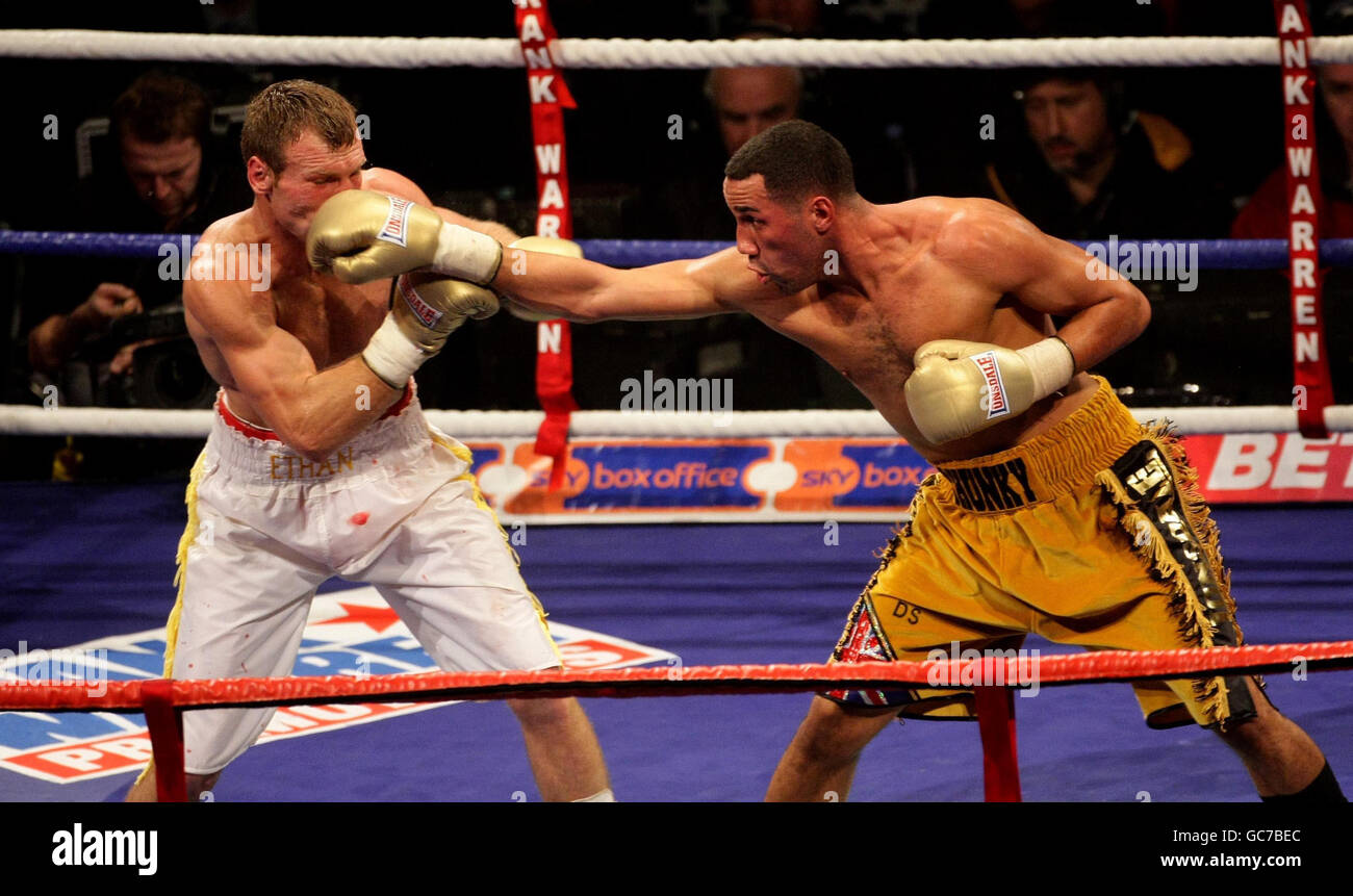 Boxing - Middleweight Bout - James DeGale v Nathan King - Metro Radio Arena. James DeGale (right) in action against Nathan King during the Middleweight Bout at the Metro Radio Arena, Newcastle. Stock Photo