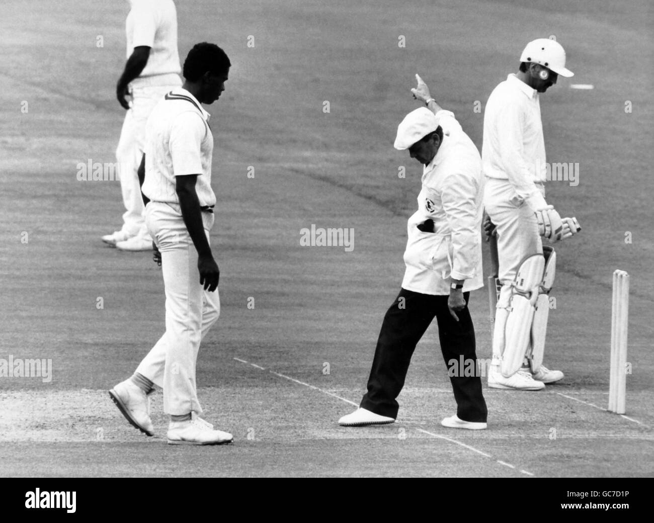 Cricket - Texaco Trophy 1988 (3rd ODI) - Second Day - England v West Indies - Lord's Cricket Ground. Umpire Dickis Bird warns West Indies bowler Ian Bishop for stepping past the crease and indicates a no ball Stock Photo