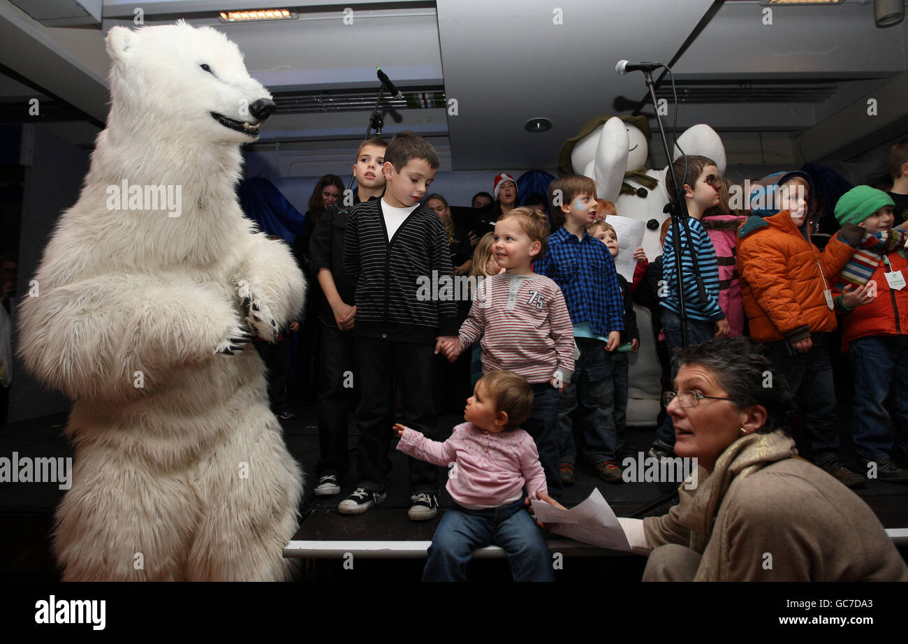 Fuzzy the Polar Bear meets children in the Winter Wonderland at Sandown Park Stock Photo
