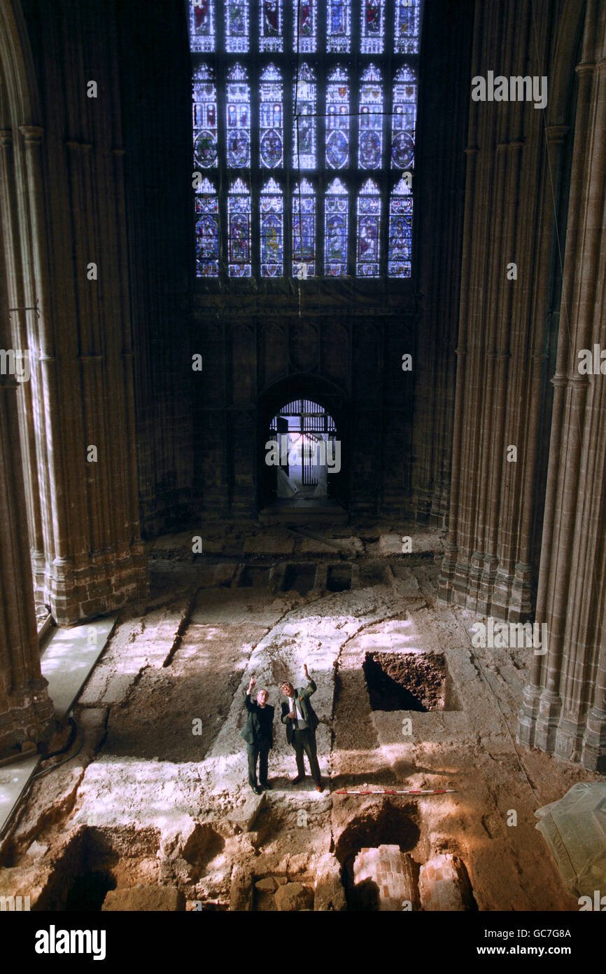 PROFESSOR MARTIN BIDDLE (R) AND THE REV JOHN SIMPSON, DEAN OF CANTERBURY CATHEDRAL EXAMINE THE NEW ARCHAELOGICAL DISCOVERY OF AN ANGLO-SAXON FLOOR, UNEARTHED FOLLOWING THE EXCAVATIONS FOR PLACING A NEW FLOOR IN THE NAVE. Stock Photo