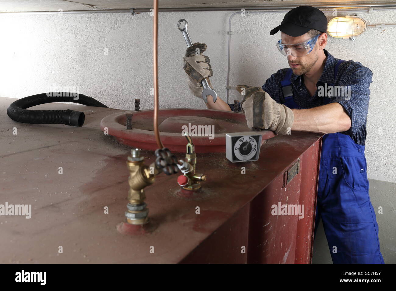 Tank cleaning hires stock photography and images Alamy