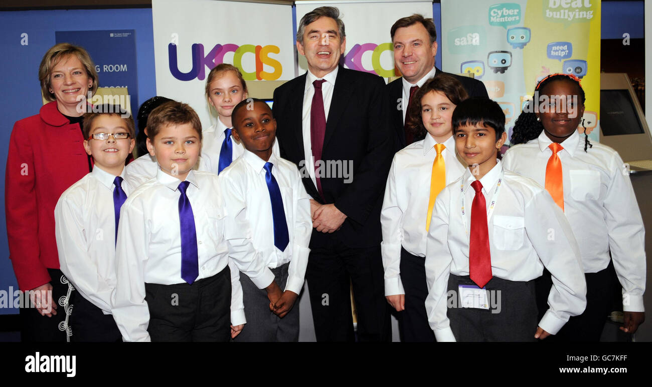 Prime Minister Gordon Brown Children's Secretary with schoolchildren from the True Colours Choir from Allumwell Junior School, Walsall, accompanied by their Head Teacher (name not known), who earlier sang a song about the internet at the launch of UKCCIS, the UK Council for Child Internet Safety in London. Stock Photo
