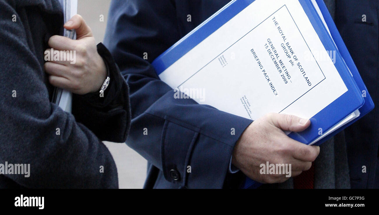 RBS Chairman Sir Philip Hampton holds an RBS briefing pack as he arrives at a Royal Bank of Scotland Conference Centre base at RBS in Gogarburn near Edinburgh, for a meeting with shareholders to approve participation in the Government's asset protection scheme. Stock Photo