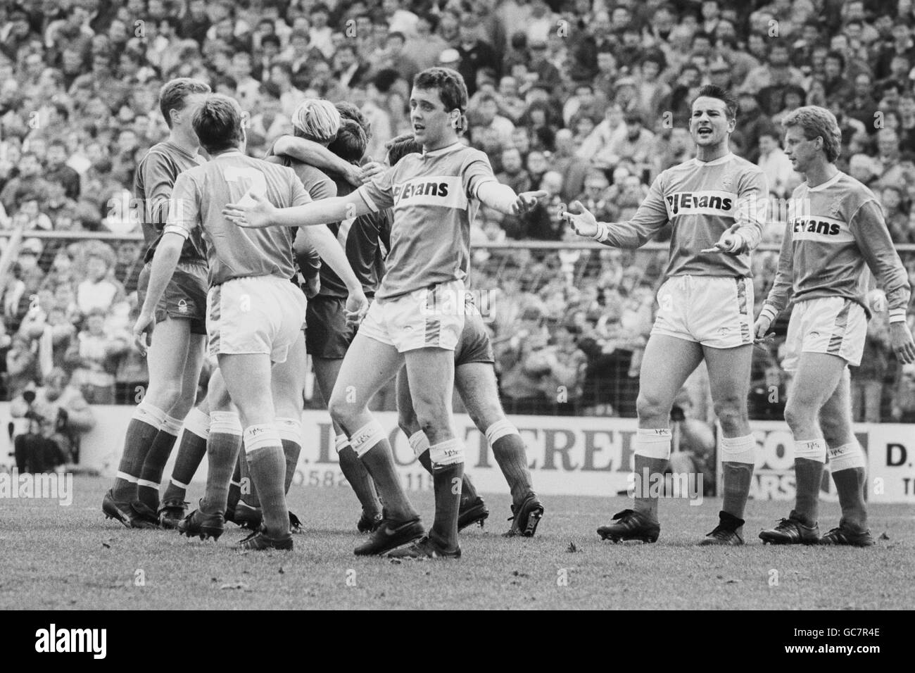Soccer - FA Cup - 5th Round - Birmingham City v Nottingham Forest - St Andrews. Birmingham City's Julian Dicks remonstrates with his teammates after Nottingham Forest Had Scored Stock Photo