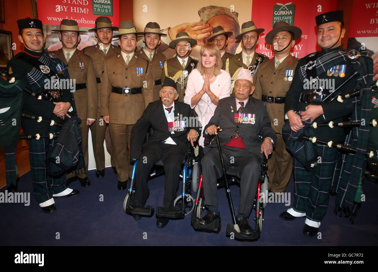 Joanna Lumley with serving Gurkhas and two VC cross winners at the National Army Museum, London, where she helped to launch her Debt of Honour campaign to raise money for elderly Gurkha veterans of the Second World War living in poverty in Nepal. Stock Photo