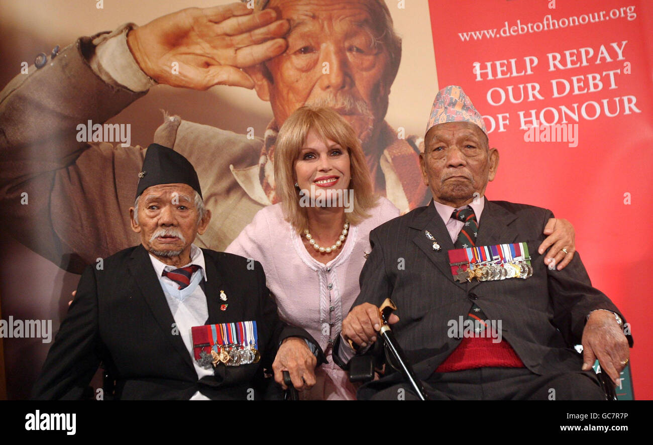 Joanna Lumley with RFN Lachhuman VC (left) and Tul Bahadur Pun VC (right) at the National Army Museum, London, where she helped to launch her Debt of Honour campaign to raise money for elderly Gurkha veterans of the Second World War living in poverty in Nepal. Stock Photo