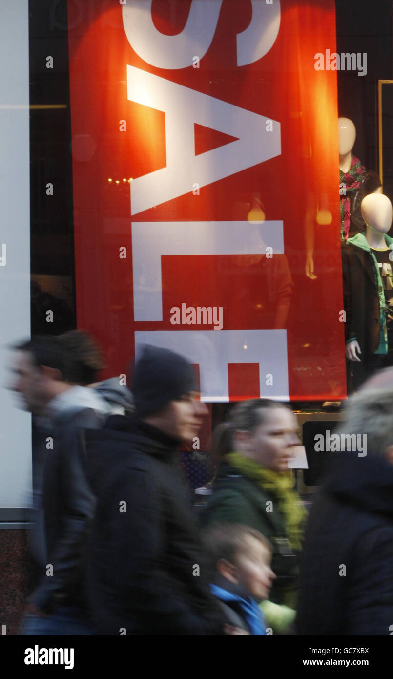 Bargain hunters hit the shops hires stock photography and images Alamy