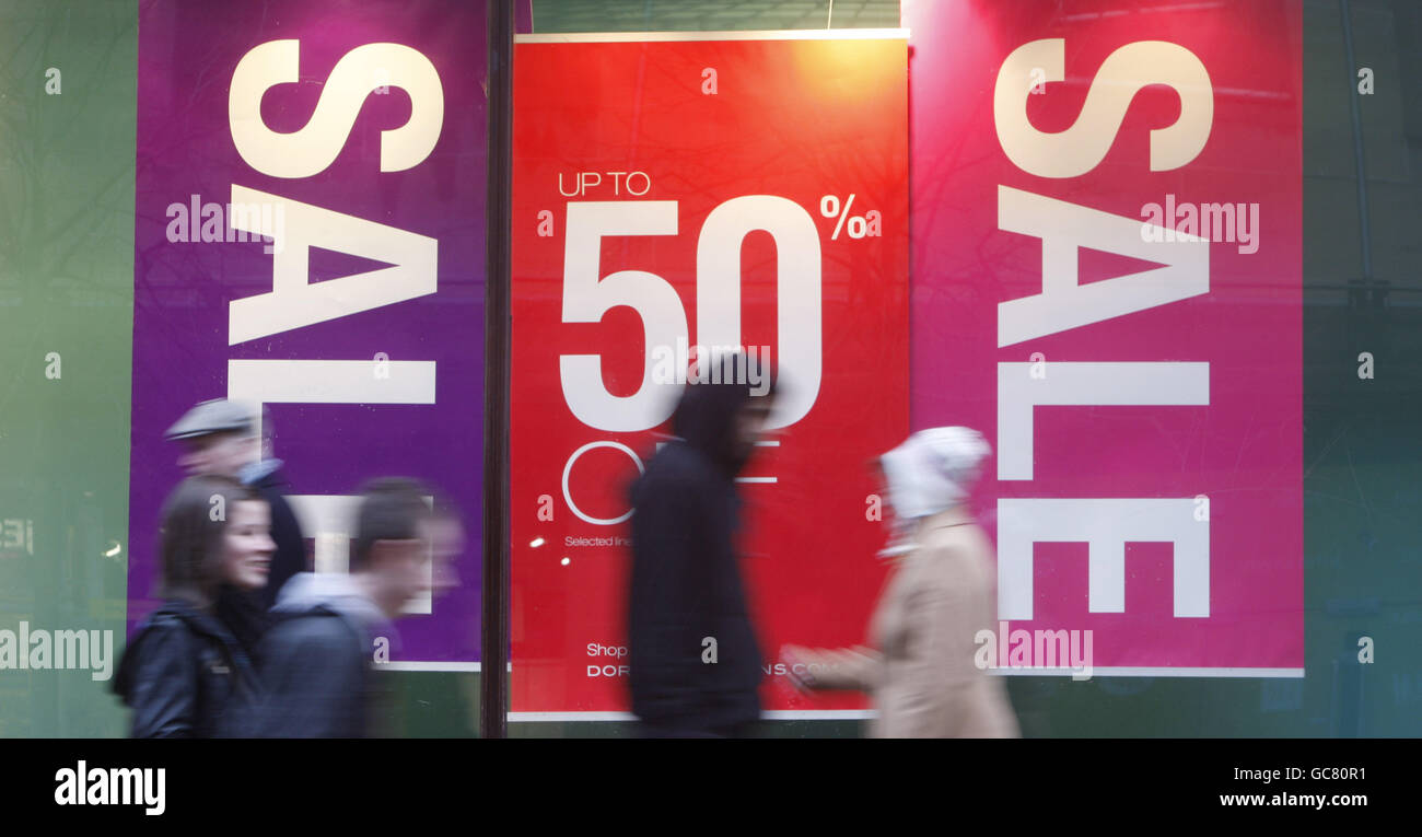 Stores pledge VAT hike delay. Shoppers on Sauchiehall in Glasgow. Stock Photo