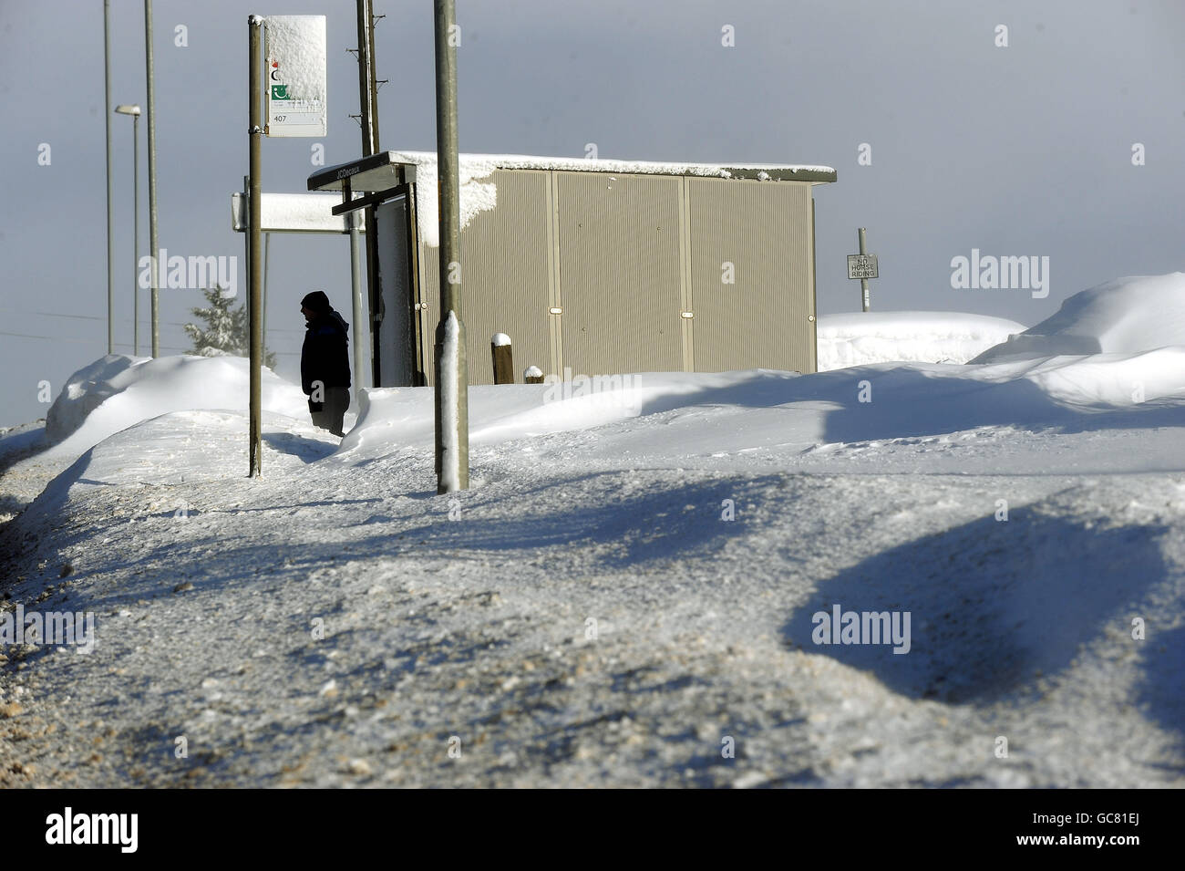 Snow drifts up to ten feet high at a bus stop in Denshaw near Oldham, as heavy snowfall continues across most parts of the UK. Stock Photo