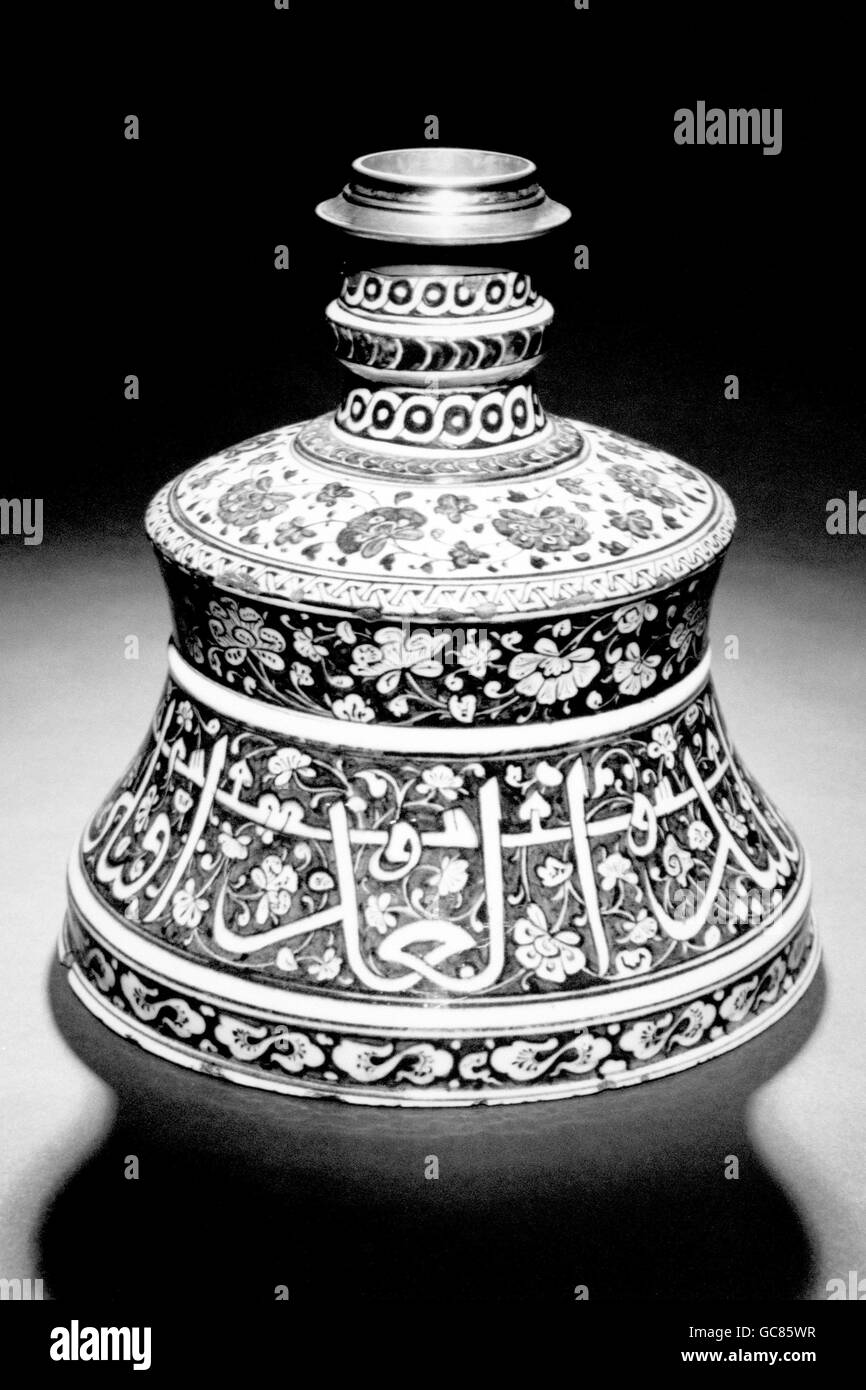 FILER OF AN EXTREMELY RARE EARLY IZNIK POTTERY CANDLESTICK, DATING FROM THE LAST QUARTER OF THE 15TH CENTURY. THE CANDLESTICK WAS SOLD FOR #617.500 AT SOTHEBY'S AUCTION OF ISLAMIC & INDIAN ART. Stock Photo