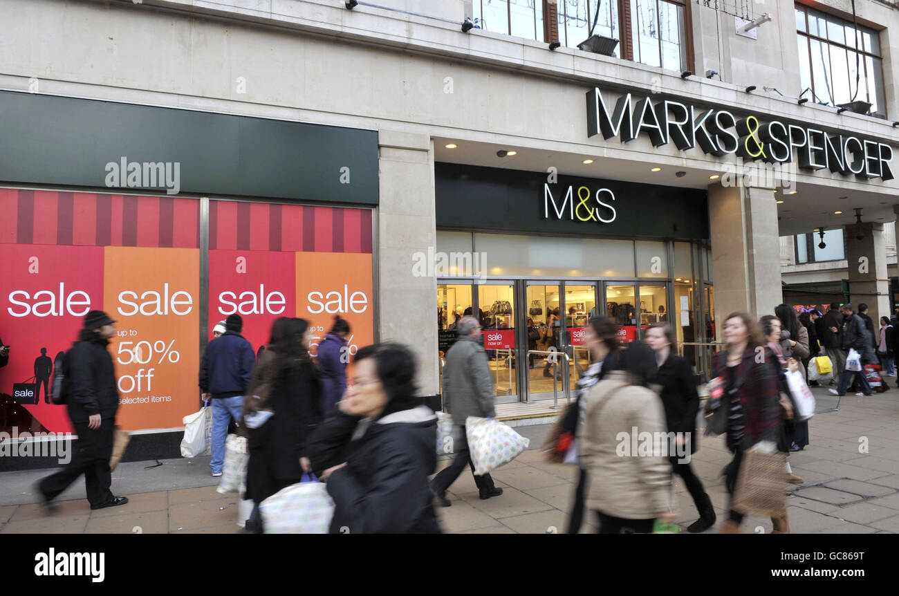 Bargain hunters hit the shops Stock Photo Alamy