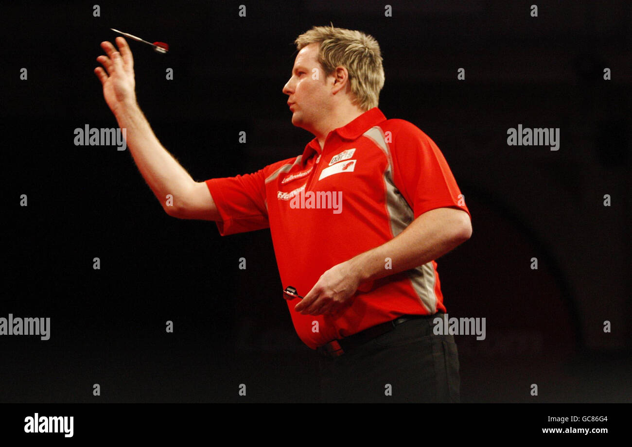 English darts hi-res stock photography and images - Page 3 - Alamy