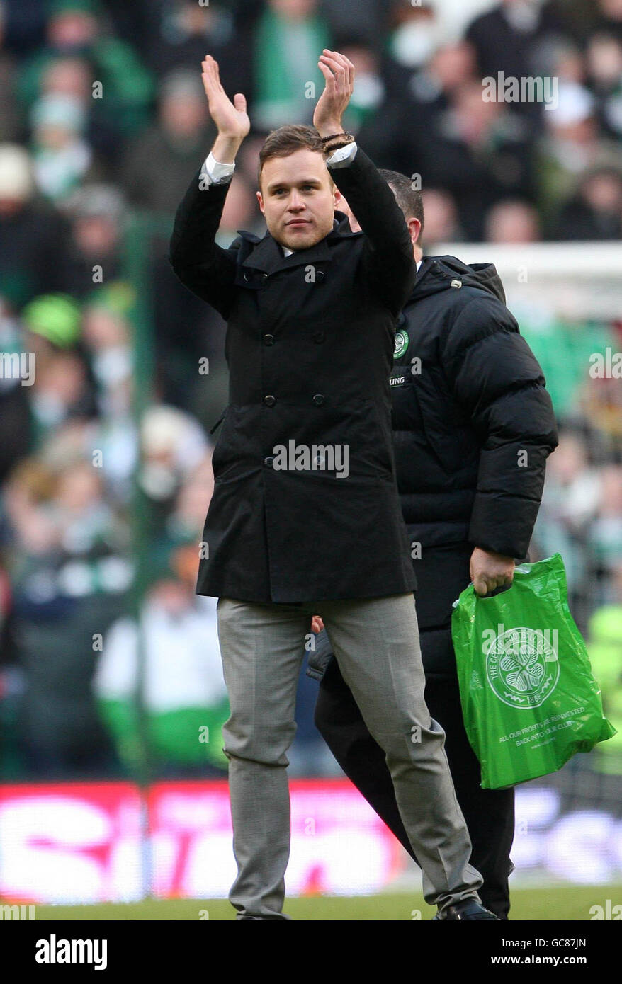 x-factor-runner-up-olly-murs-on-the-pitch-at-half-time-during-the-GC87JN.jpg