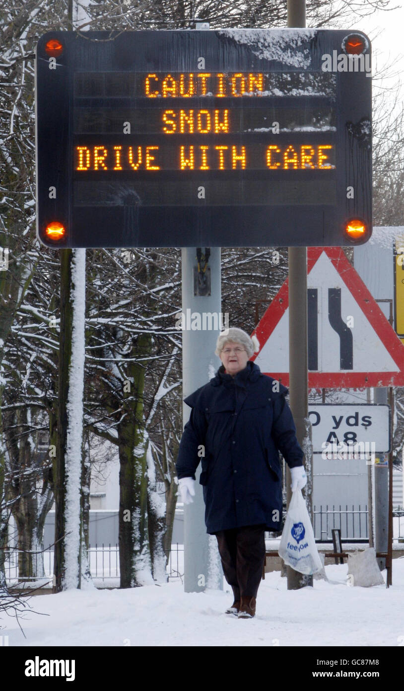 A warning sign to drivers in the snowy conditions in Edinburgh after ...