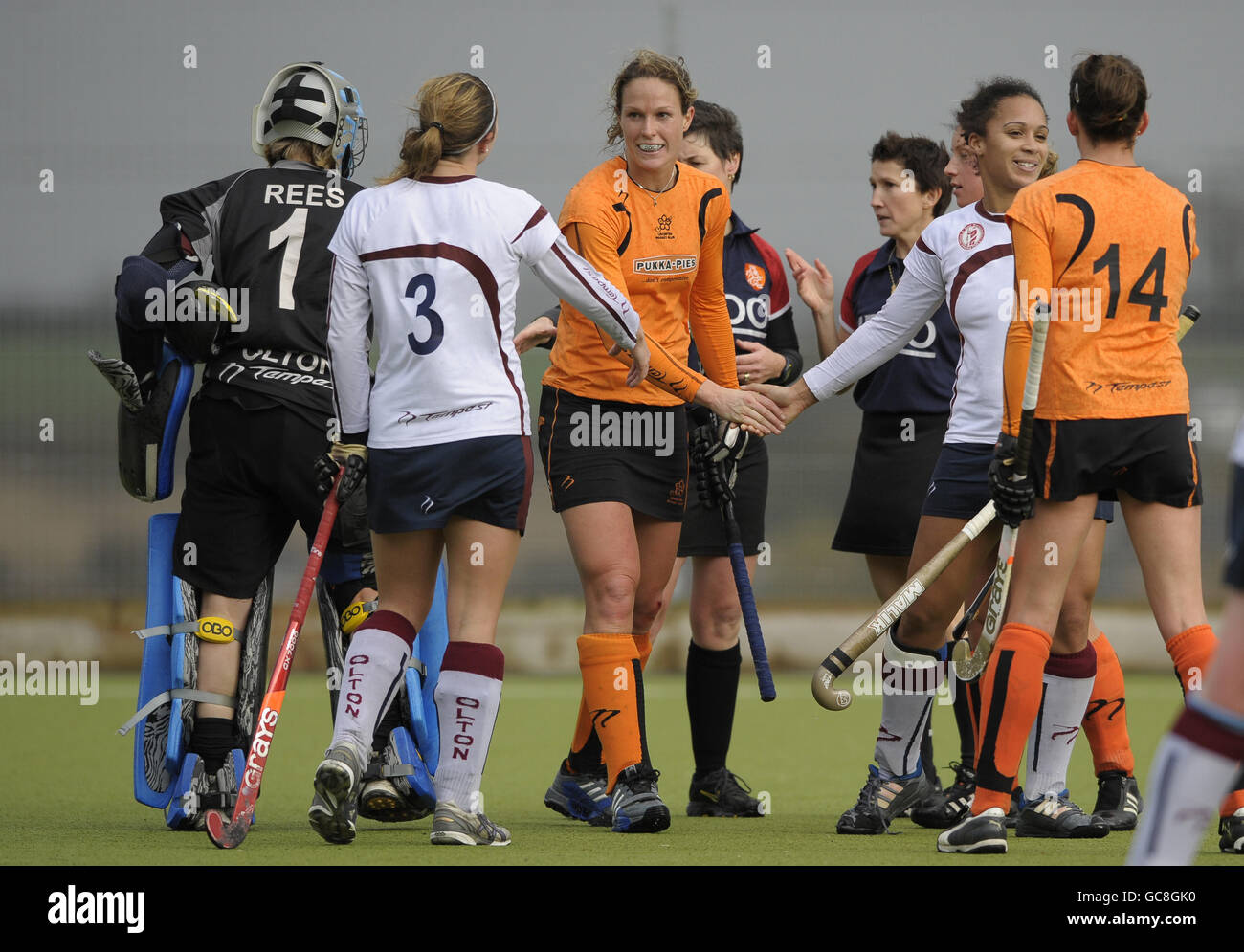 Hockey - EHL Premier League - Leicester v Olton - Leicester Grammar School.  Leicester's and Olton's players shake hands after their EHL Premier League  game at Leicester Grammar School, 14th November 2009 Stock Photo - Alamy