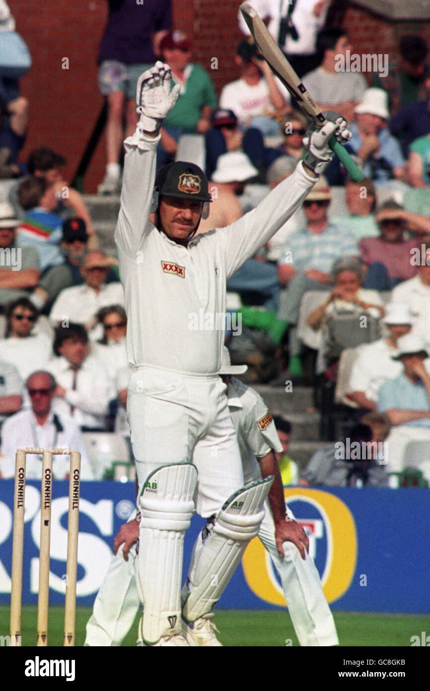 ENGLAND V AUSTRALIA - IST TEST - AUSTRALIA'S CAPTAIN ALLAN BORDER SEEMS TO BE PROCLAIMING HIS TEAMS VICTORY AT THE END OF PLAY AT TRAFFORD. Stock Photo