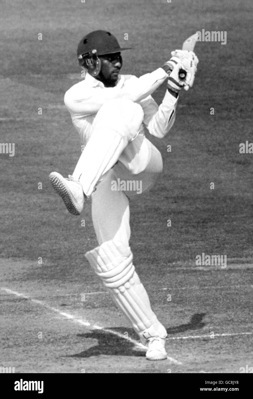 Cricket - Middlesex v Essex Britannic Assurance County Championship 1985 Venue Lord's Cricket Ground, St John's Wood. Middlesex batsman Neil Williams shows a one-legged style during his innings in the Britannic Assurance Country Championship match Stock Photo