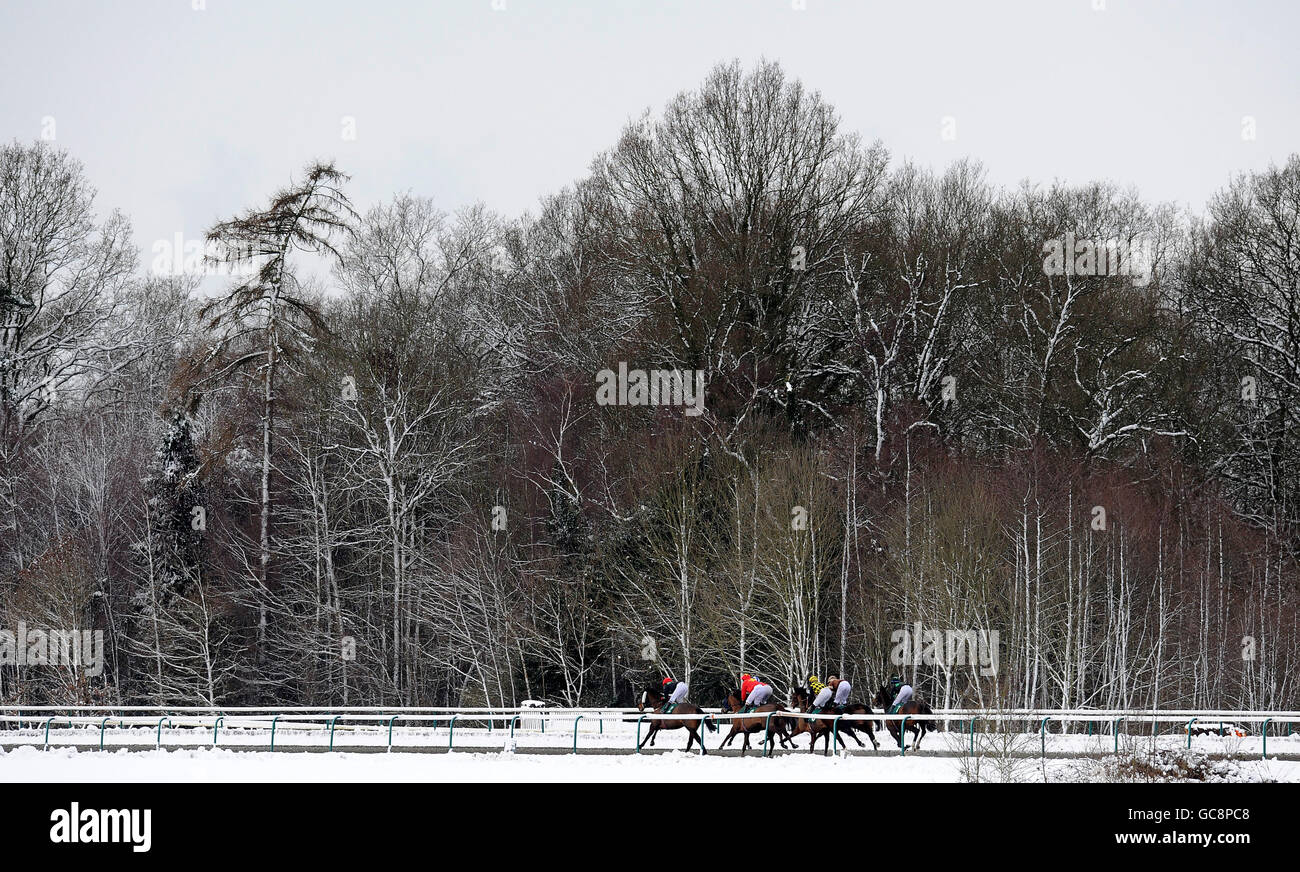 Runners and Riders in the Bet All Weather Racing - Betdaq Classified Claiming Stakes make their way around the course Stock Photo