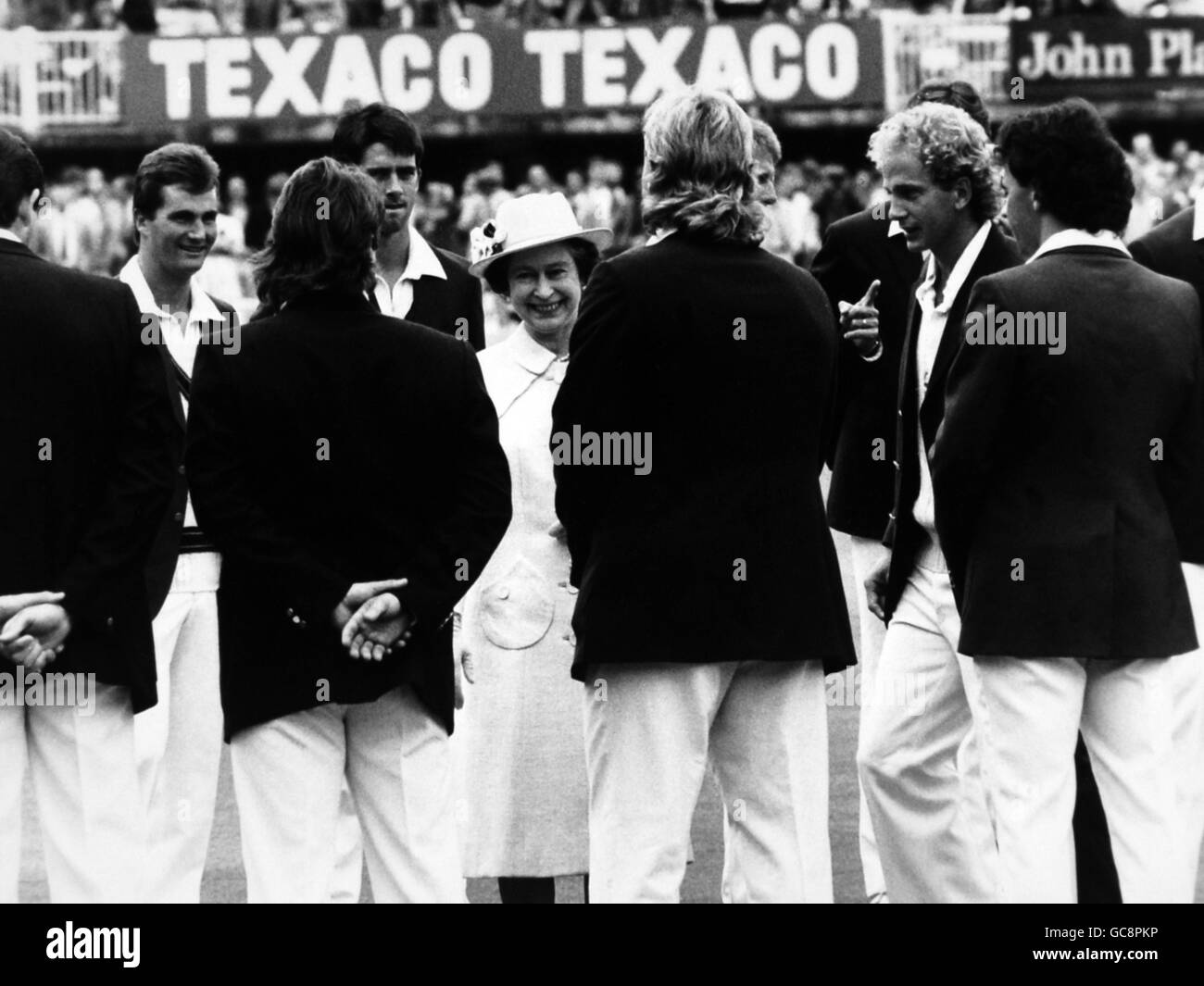 Cricket - The Ashes - Second Test - England v Australia - Day Two - Lord's. Queen Elizabeth II is introduced to the England team by captain David Gower during the tea interval Stock Photo