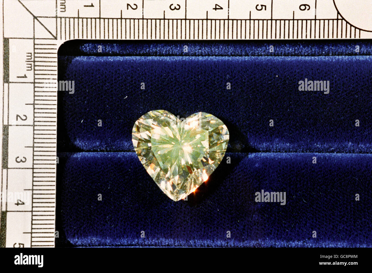 A HEART-SHAPED DIAMOND SIMILAR TO THE JEWEL STOLEN FROM GRAFF JEWELLERY MANUFACTURERS OF HATTON GARDEN, LONDON. THE GEM, VALUED AT 1.5 MILLION POUNDS, IS APPROXIMATELY THE SIZE OF A ONE POUND COIN. Stock Photo
