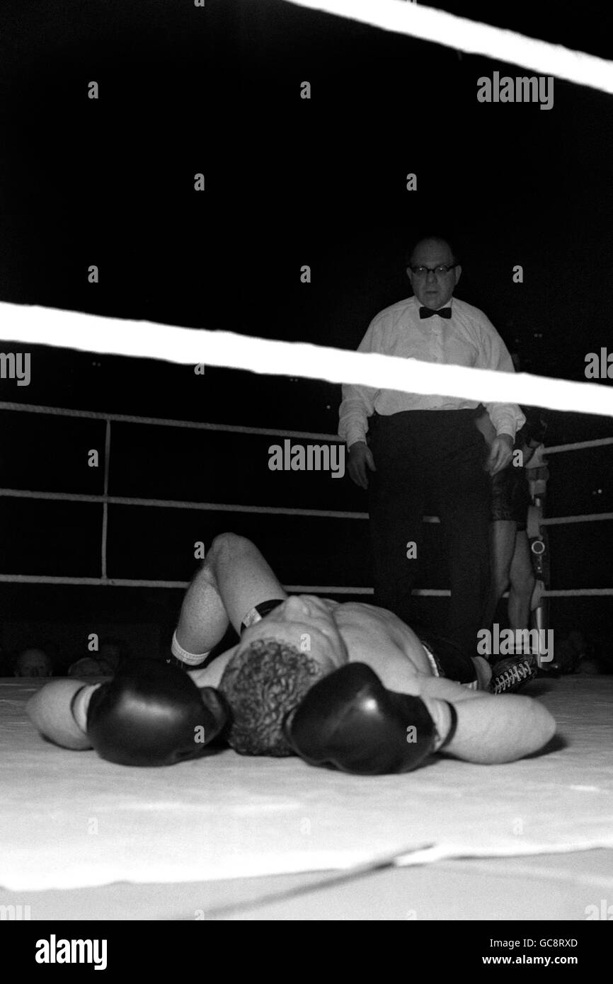 Great Britain's Mick Leahy lies on the canvas after being knocked out in the 8th round by Welshman Brian Curvis during his fight for the Commonwealth (British Empire) and British Middleweight Titles. Irishman Mick Leahy gained British citizenship in order to fight for these titles. Stock Photo