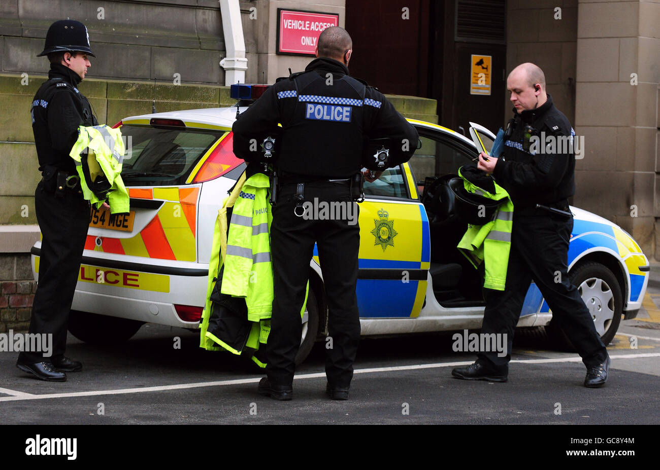 Nottingham Police Officers prepare to go on duty outside Nottingham Central  Station Stock Photo - Alamy