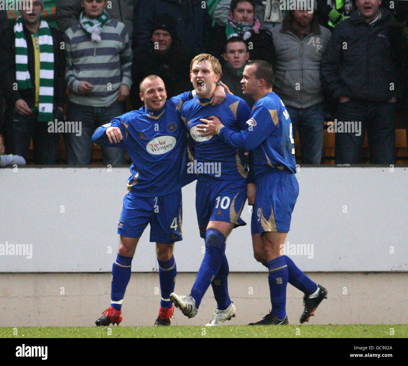 St Johnstone's Liam Craig (centre) celebrates scoring their first goal