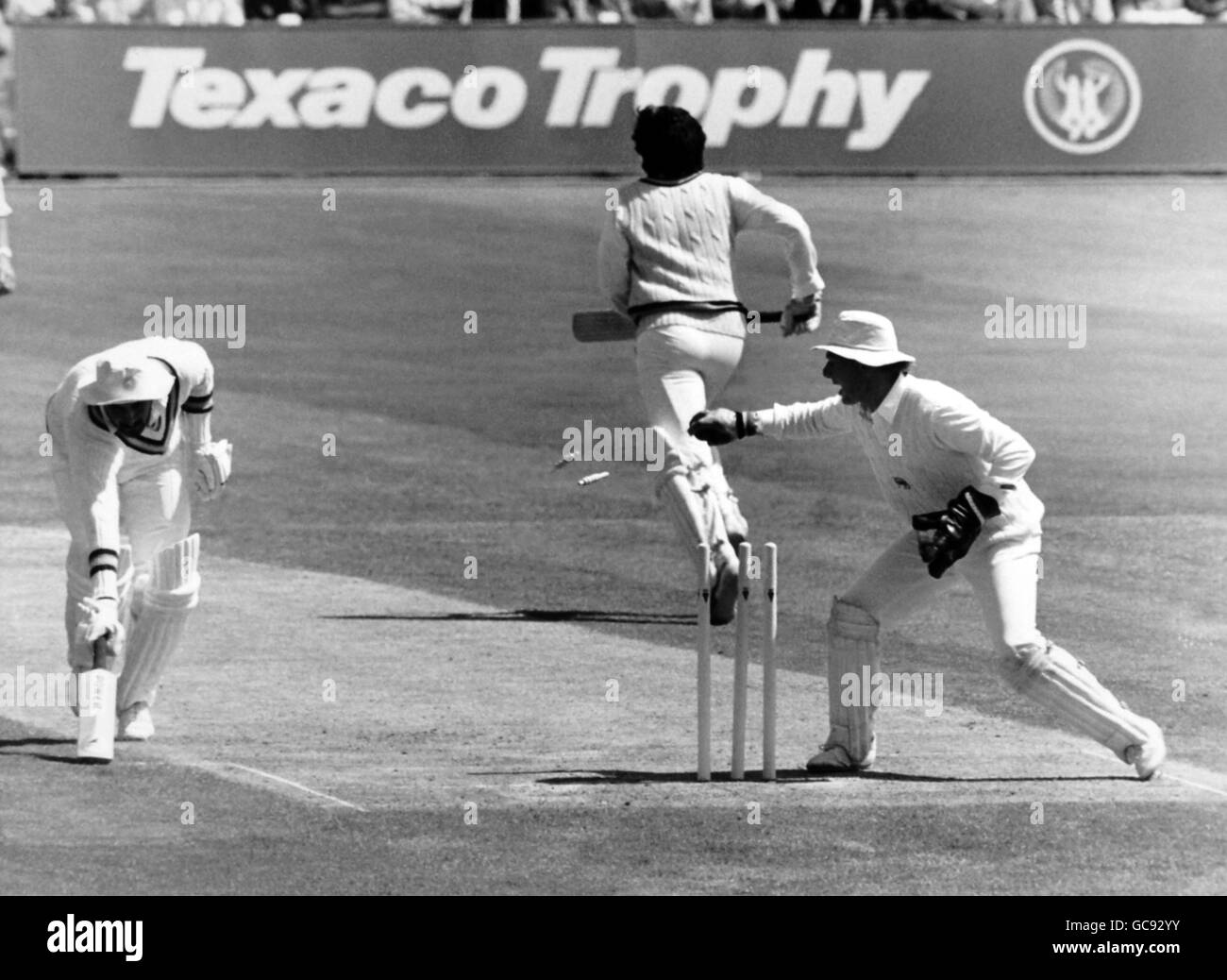India batsman Sandeep Patil just makes it back to the crease in time as England wicket-keeper Paul Downton hits the bales from the wicket 26.5.86 Stock Photo