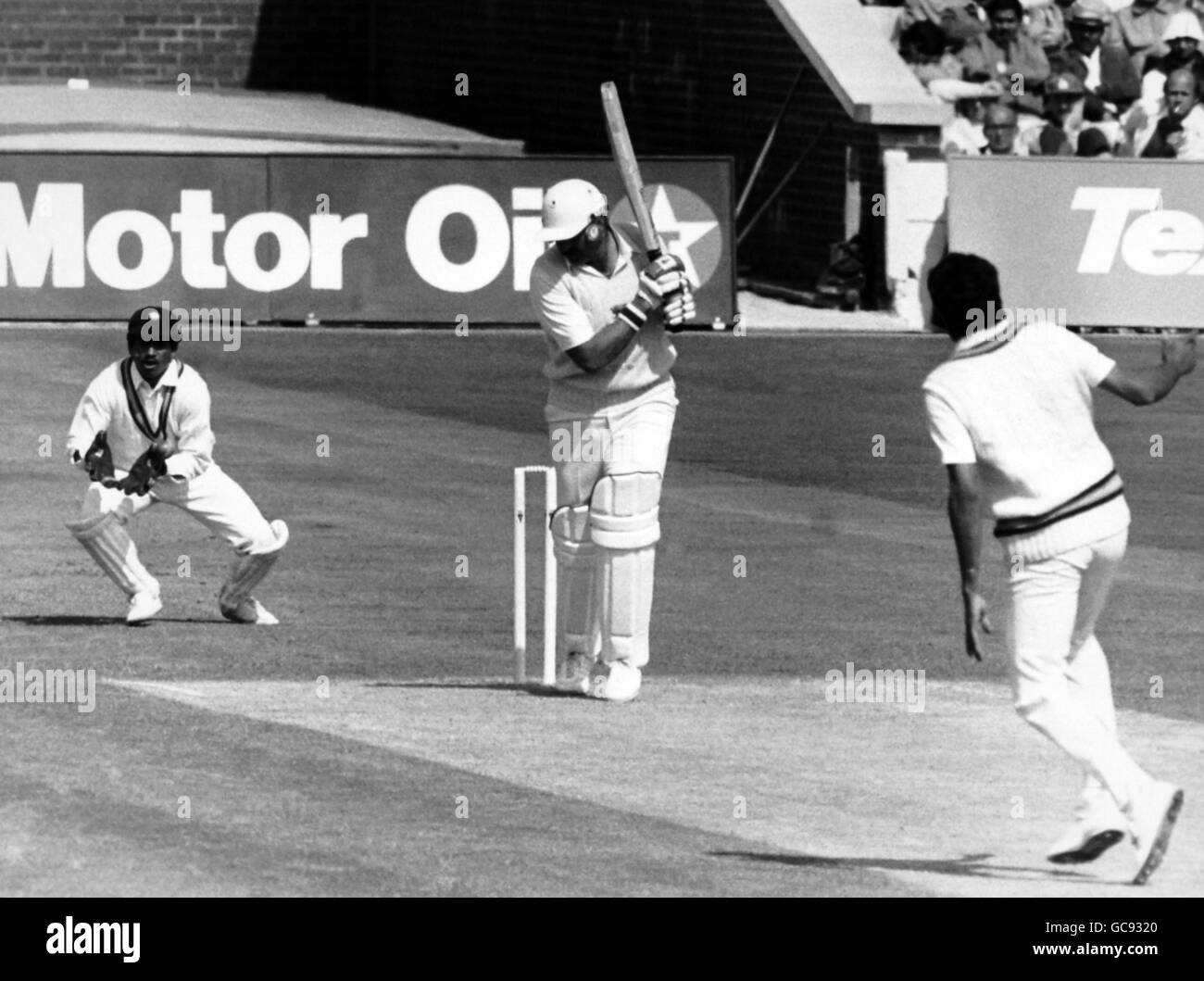 Cricket - England v India - Texaco Trophy 1986 (2nd ODI) - Old Trafford, Manchester. Players in action at the one-day international, England vs India for the Texaco Trophy Stock Photo