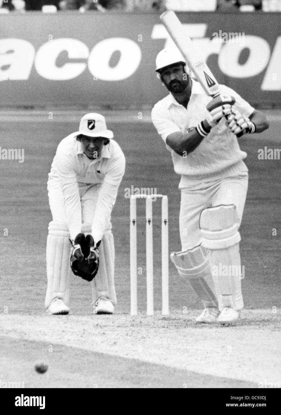 Cricket - England v New Zealand - Texaco Trophy 1986 (2nd ODI) - Old Trafford, Manchester. England batsman Graham Goochinfine form whatched by New Zealan wicket-keeper Ian Smith Stock Photo