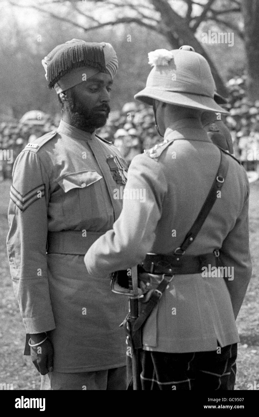 The Prince of Wales presents the Victoria Cross to Sepoy Ishar Singh of the 28th Punjabi's. He is the first Sikh soldier to receive this coveted decoration and was loudly applauded. Stock Photo
