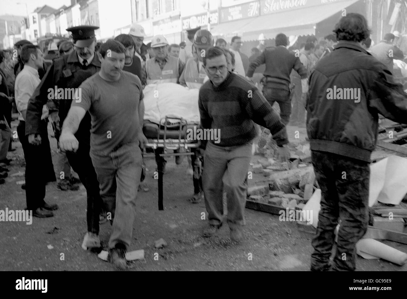 Dead injured led away shankill road bombing hires stock photography