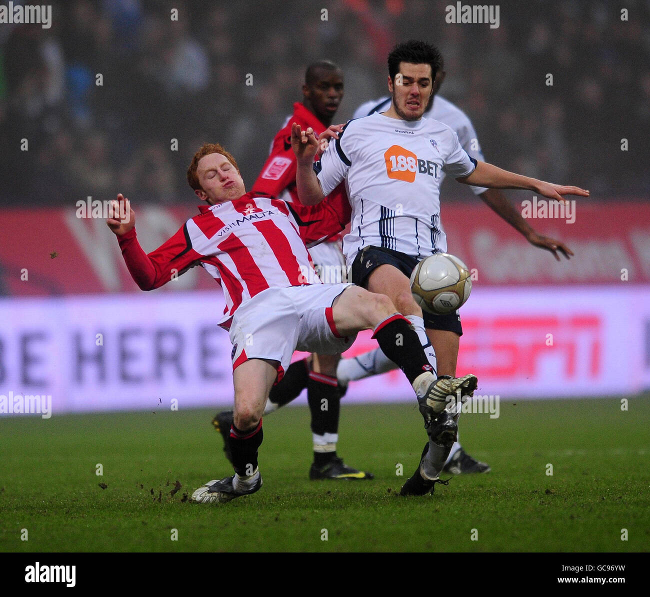 Sheffield United's Stephen Quinn (left) and Bolton's Tamir Cohen battle