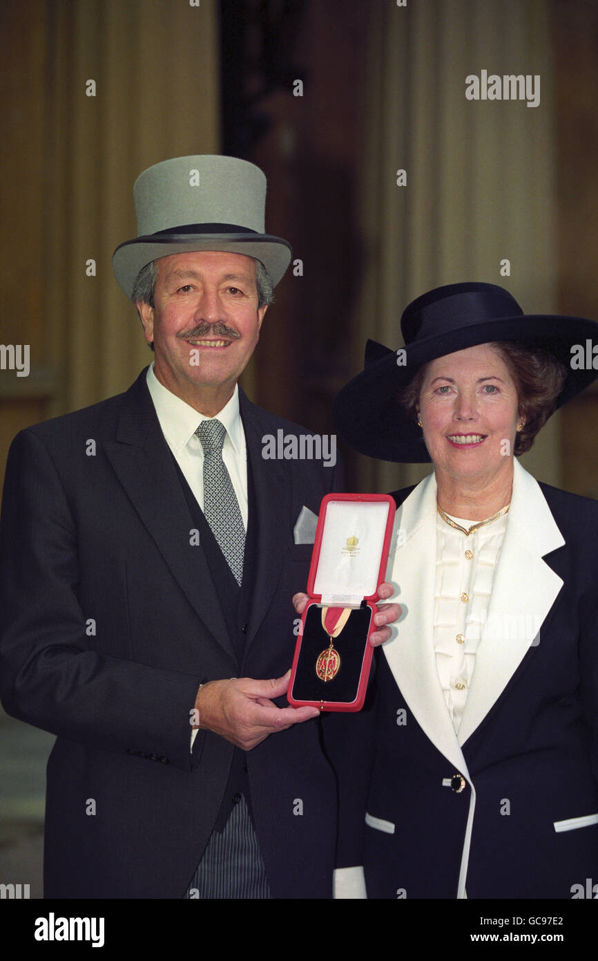 Gilbert Thompson SIR GILBERT THOMPSON DISPLAYS HI Stock Photo - Alamy