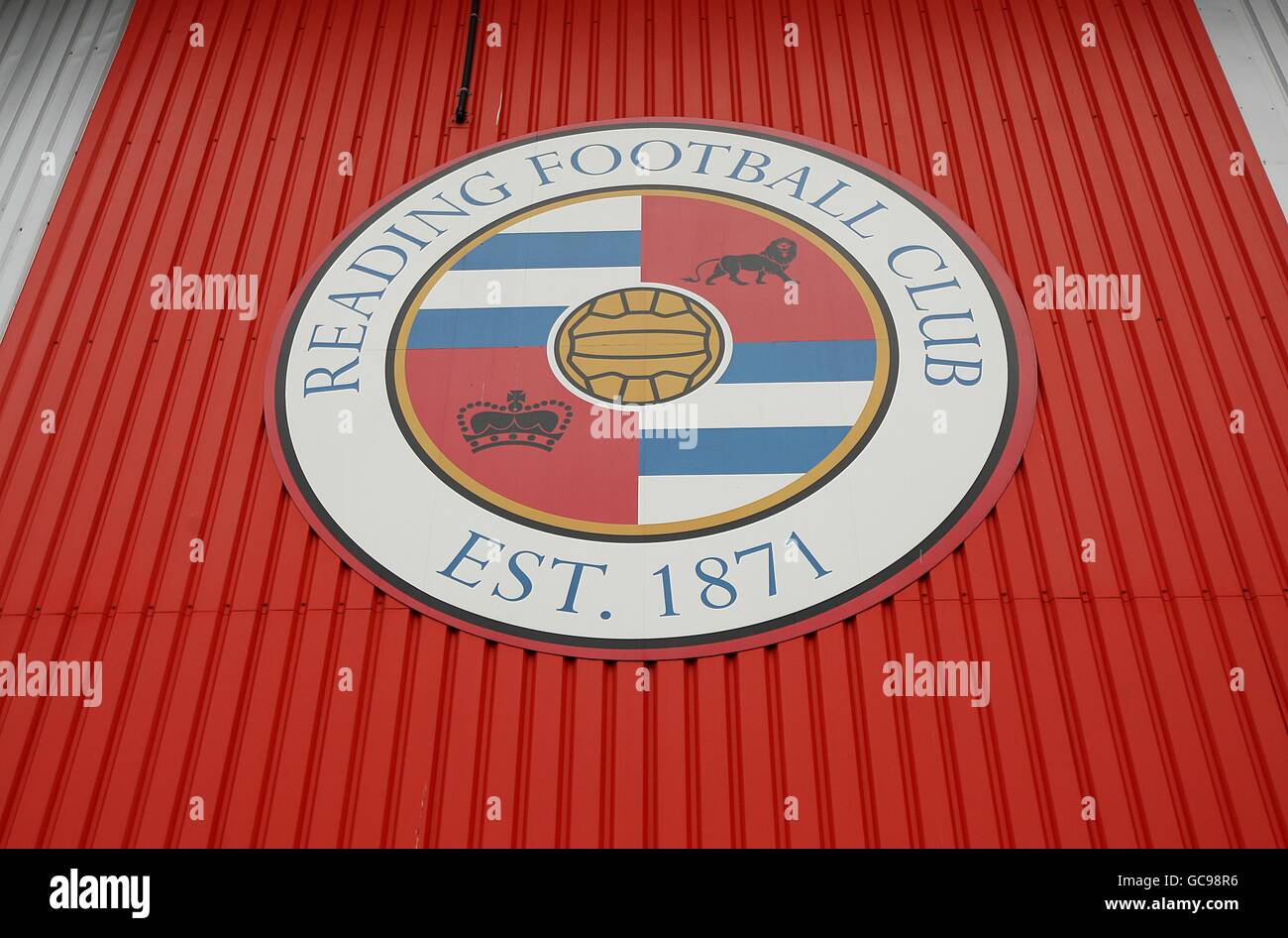 Soccer - FA Cup - Fourth Round - Reading v Burnley - Madejski Stadium. Reading club badge Stock Photo