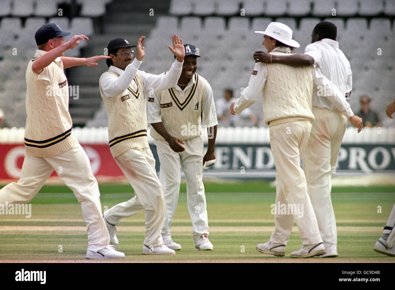 BRIAN LARA [C] AND WARWICKSHIRE COLLEAGUES CLOSE IN TO CONGRATULATE GLADSTONE SMALL [R] ON GAINING FIVE WICKETS IN A SINGLE INNINGS. WARWICKSHIRE BEAT GLAMORGAN IN THE FOUR DAY MATCH WITH INNINGS TO SPARE. Stock Photo