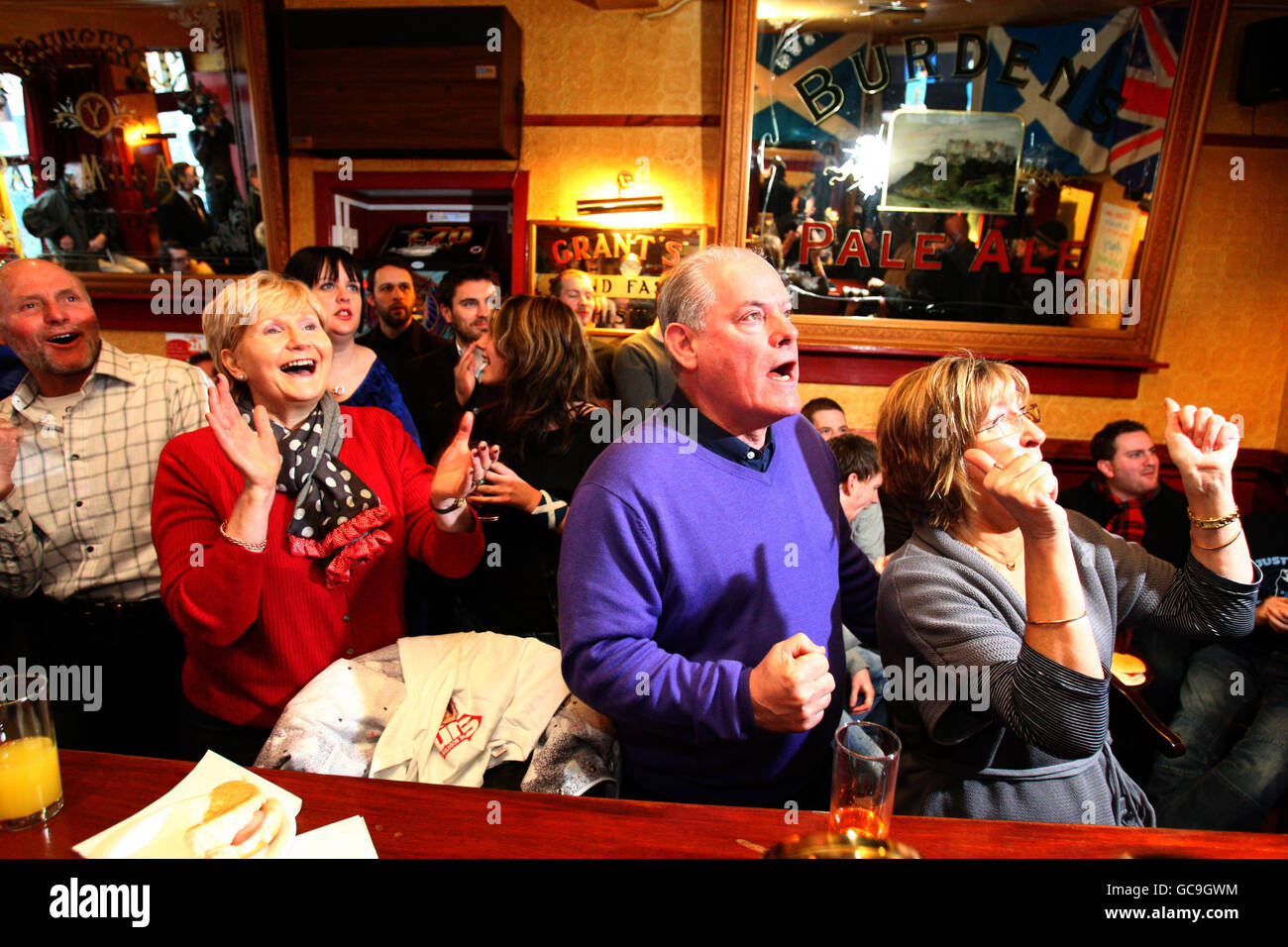 Andy Murray in Australian Open final. Andy Murray fans react as they watch him in the Australian Open final match against Roger Federer on TV in the Dunblane Hotel in Dunblane. Stock Photo