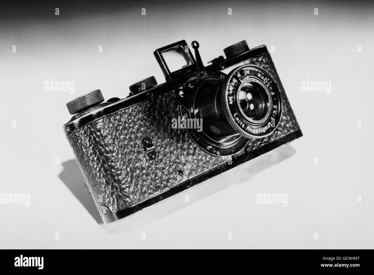 LEICA 'O' [NULL] SERIES, NO 112 CAMERA, BUILT 1923-4 - ESTIMATED VALUE 100,000, THE STAR LOT OF CHRISTIE'S LEICA CAMERA AUCTION. Stock Photo